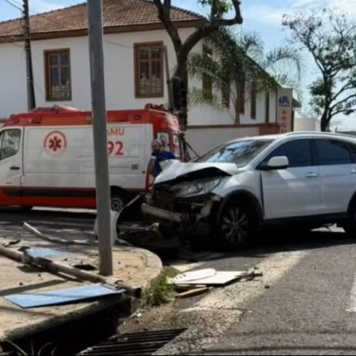 Ambulância com paciente grave se envolve em acidente na manhã desta sexta-feira (17/10)