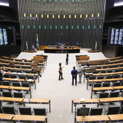 Extras milionários na Câmara Federal levantam suspeitas sobre falsidade nas jornadas de servidores