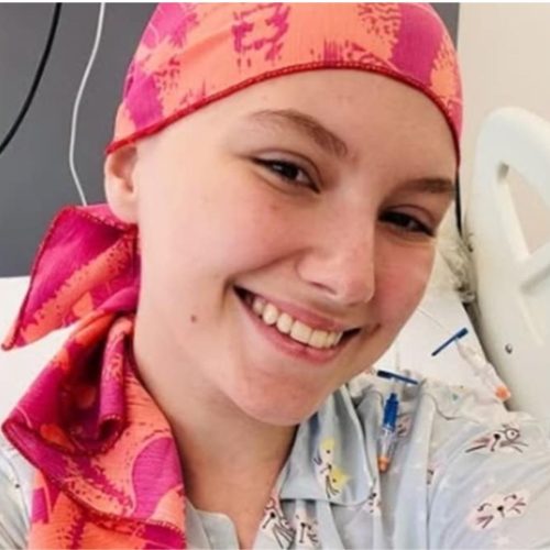 Influencer Isabel Veloso, de 19 anos, morre em Curitiba (PR) após complicações de câncer