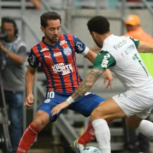 BA - SALVADOR - 28/09/2025 - BRASILEIRO A 2025, BAHIA X PALMEIRAS - Everton Ribeiro jogador do Bahia disputa lance com Felipe Anderson jogador do Palmeiras durante partida no estadio Fonte Nova pelo campeonato Brasileiro A 2025. Foto: Jhony Pinho/AGIF