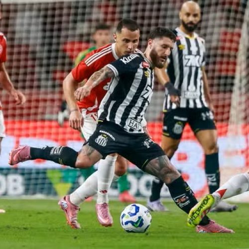 RS - PORTO ALEGRE - 24/11/2025 - BRASILEIRO A 2025, INTERNACIONAL X SANTOS - Rollheiser jogador do Santos durante partida contra o Internacional no estadio Beira-Rio pelo campeonato Brasileiro A 2025. Foto: Luiz Erbes/AGIF
