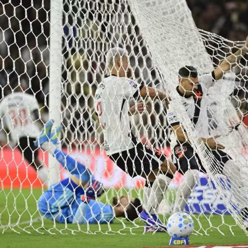 Vasco reage no fim, arranca empate no clássico e evita derrota no Maracanã