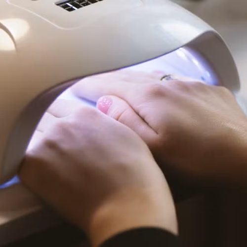 Anvisa proíbe substâncias em esmaltes de gel por risco de câncer e infertilidade