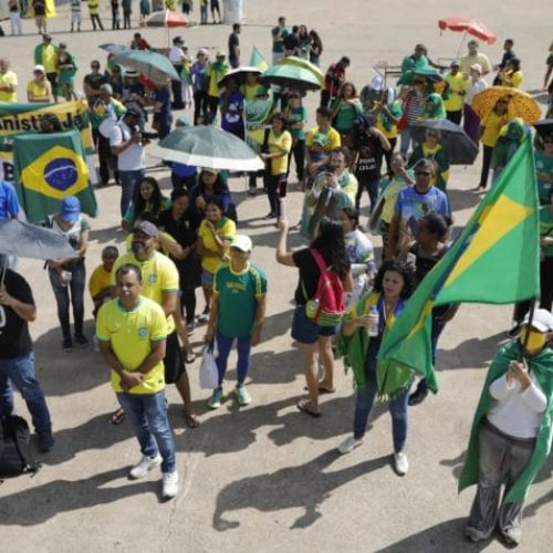 Marcha por liberdade de Bolsonaro reúne grupo reduzido em Brasília