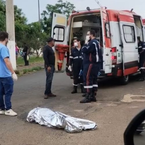 Homem morre após cair e ser atropelado por carreta