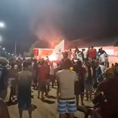 Revoltados com feminicídio, moradores invadem delegacia e matam suspeito queimado