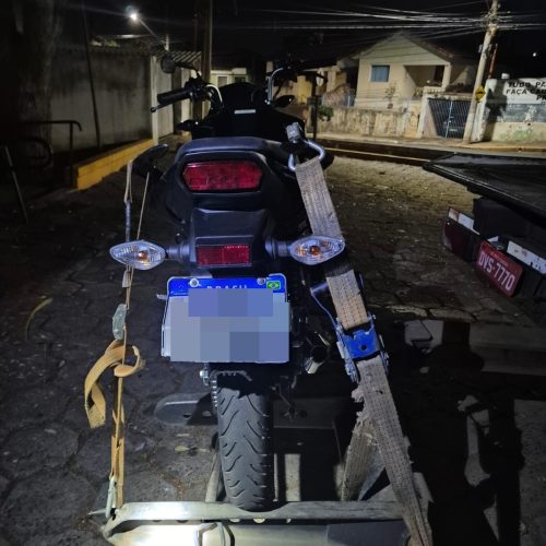 PM apreende motocicleta furtada e detém suspeito em Porto Ferreira