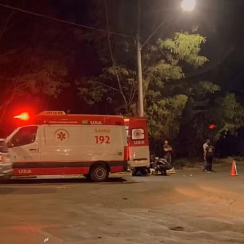 Motociclista fica gravemente ferido após bater em poste