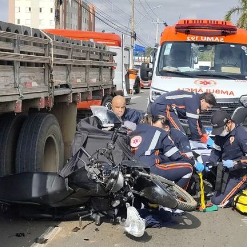 Motociclista fica gravemente ferido após colisão com caminhão