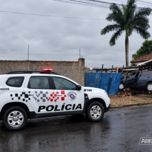 Motorista sem CNH e sob efeito de álcool bate carro em muro de depósito em Santa Cruz das Palmeiras