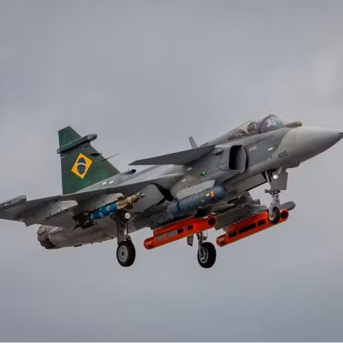 Brasil entra na era supersônica com caça Gripen feito no país