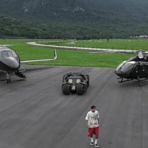 Neymar exibe coleção milionária com Batmóvel, avião e helicóptero