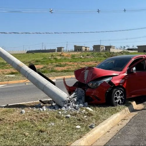 Motorista sofre mal súbito e derruba poste em rotatória