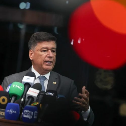 Senador bolsonarista, presidente da CPMI do INSS, admite repasse de R$ 3,6 milhões à Igreja Evangélica investigada no caso do Banco Master