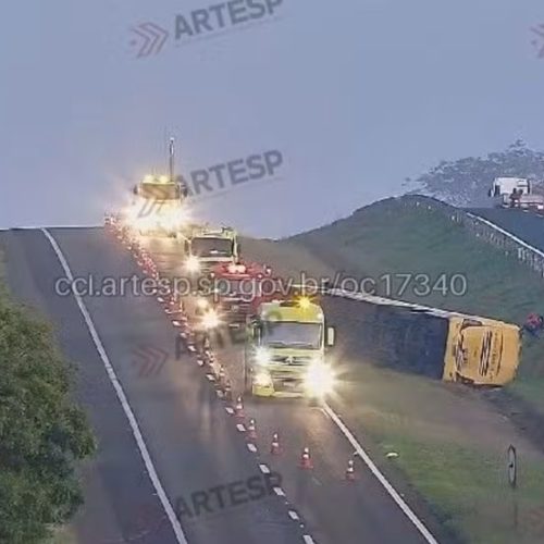 Ônibus tomba em rodovia de SP e deixa 13 feridos