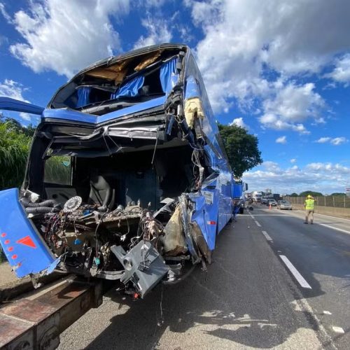 Ônibus se envolve em engavetamento na BR-116 e deixa um morto e 37 feridos