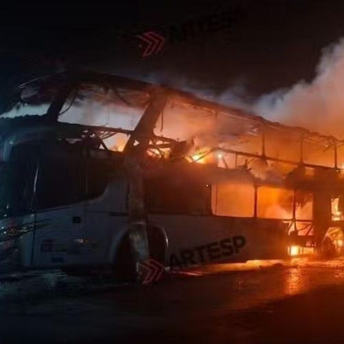 Ônibus pega fogo na Rodovia Anhanguera após pane mecânica em Limeira