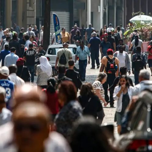 Quase metade dos brasileiros está endividada, e dívidas consomem 28% da renda, aponta Banco Central