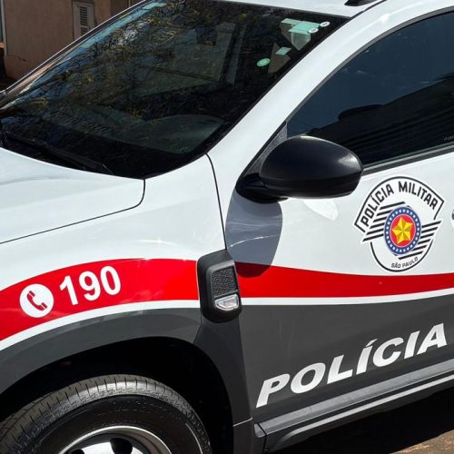 Homem é preso após ameaçar companheira e tentar atropelá-la em Leme