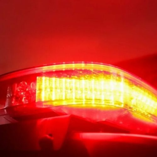 Motociclista de 20 anos morre carbonizada após colisão com caminhão