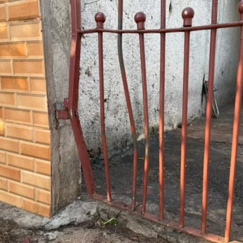 Motociclista de 30 anos morre após bater em portão de residência