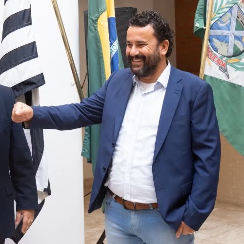 Prefeito do interior de SP é acusado de utilizar a máquina pública para perseguir morador da cidade após uma disputa judicial