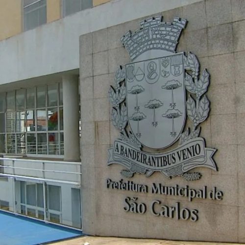 Funcionários de empresa terciarizada fazem protesto em frente à Prefeitura