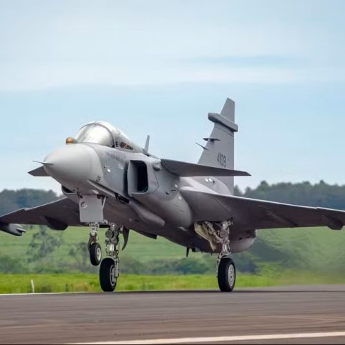 Avião caça Gripen E produzido no Brasil faz primeiro voo em Gavião Peixoto (SP)