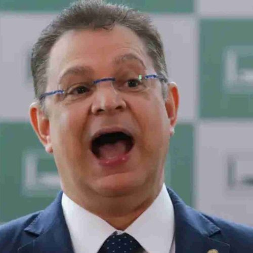 Arrependimento tardio: líder bolsonarista pede perdão após tentar virar a Câmara Federal de ponta-cabeça