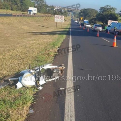 Motociclista é arremessado por 70 metros após colisão traseira e morre na SP-322