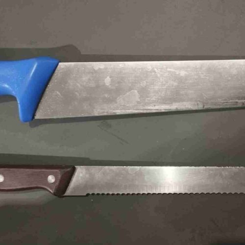 Violência doméstica: homem é preso em flagrante com facas após agressão em Santa Rita do Passa Quatro