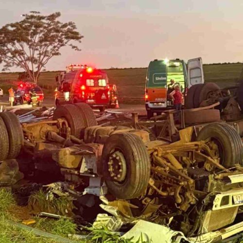 Criança de 11 anos morre em capotamento de caminhão na SP-320 na tarde deste sábado (03/01)