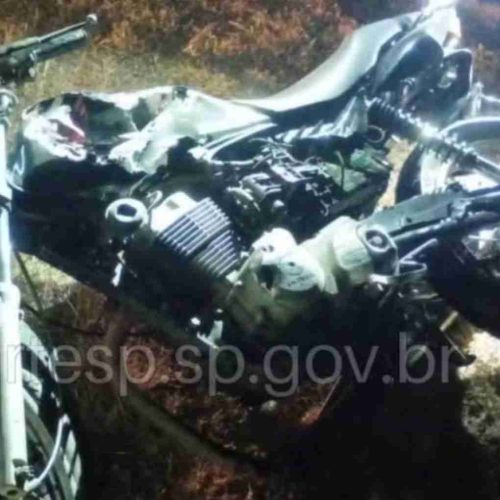 Motociclista e garupa ficam feridos após moto ser atingida por carro e arrastada por ônibus  na SP-310