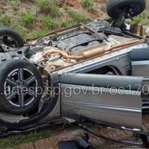 Colisão entre utilitários na SP-333 deixa uma pessoa morta e duas feridas