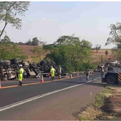 Motorista morre após carreta tombar na rodovia BR-153 nesta terça-feira (30/09)