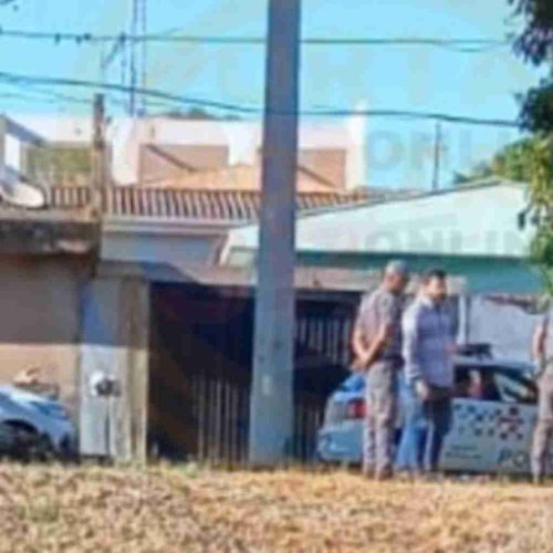 Homem é encontrado morto com manchas de sangue no rosto e um ferimento de tiro na altura da cabeça.