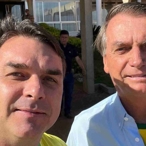 “É missão de família”: Flávio Bolsonaro anuncia pré-candidatura ao Planalto com aval do ex-presidente Jair Bolsonaro