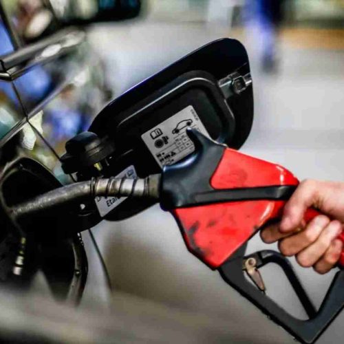 Preço da gasolina cai nas refinarias, mas postos seguram redução e penalizam consumidores