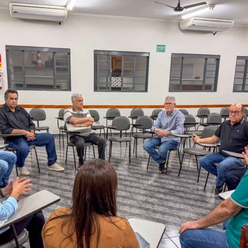 Prefeitura de Santa Cruz das Palmeiras debate estacionamento no centro e descarta criação de Área Azul por enquanto