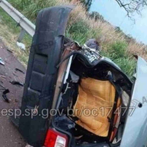 Colisão entre carro e dois caminhões deixa um morto e um ferido em acidente na SP-255