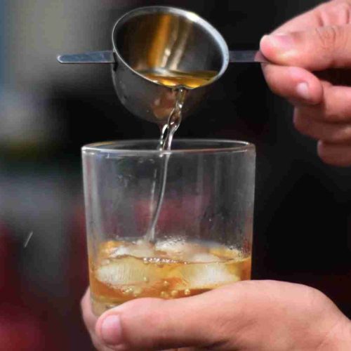 Médicos recomendam que população evite bebidas alcoólicas destiladas até que origem da contaminação seja identificada
