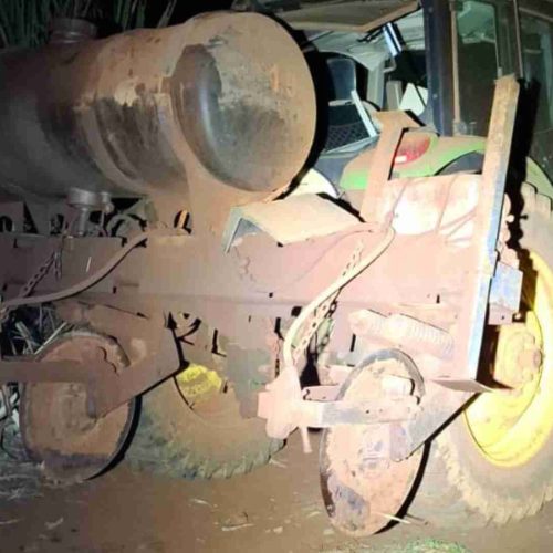 Polícia Militar recupera um trator furtado nas proximidades da rodovia SP-215.