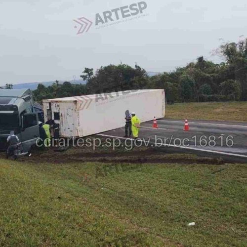 Acidente na manhã deste sábado (11/10) causou a interdição da Rodovia Anhanguera no km 211