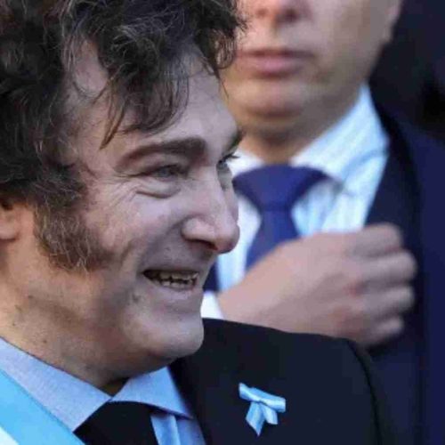 Presidente da Argentina promete impedir reposição de inflação para aposentados e pessoas com deficiência