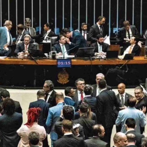 Câmara Federal aprova projeto que reduz penas de envolvidos na tentativa de golpe, incluse Jair Bolsonaro