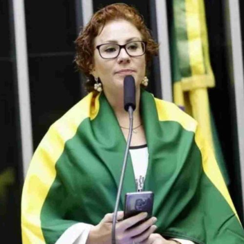Defesa de Carla Zambelli nega prisão pela polícia italiana e afirma que deputada federal por SP se entregou voluntariamente