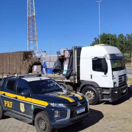 Carga de cachaça com destino a Porto Ferreira (SP) é apreendida ao ser transportada em galões de agrotóxico