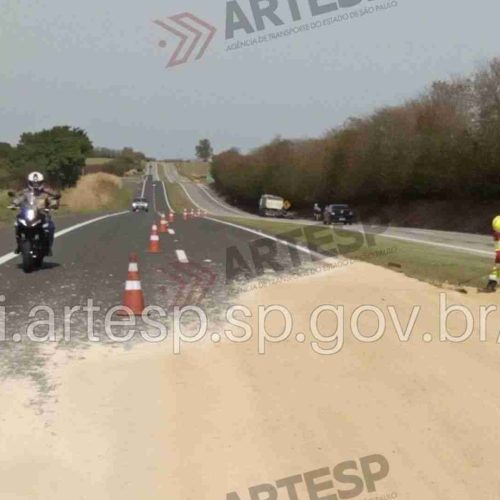 Carreta tomba e interdita faixas da SP-342 por várias horas