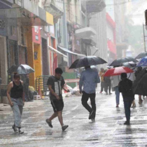 Frente fria mantém chuva intensa até terça-feira (16/12) no estado de SP