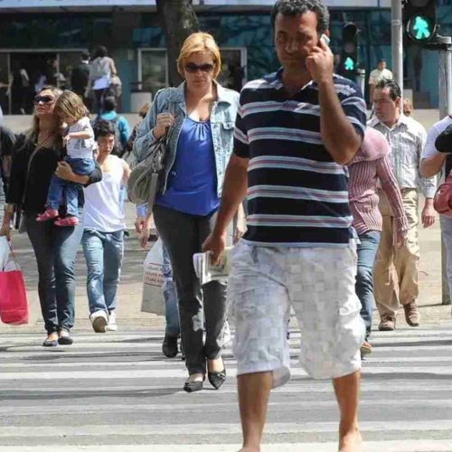 Brasil atinge recorde histórico de população ocupada em 2024, aponta IBGE